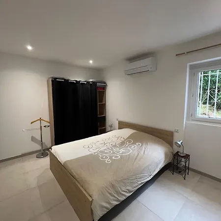 Rez-de-villa Climatise Avec Jardin Et Parking Apartmán *